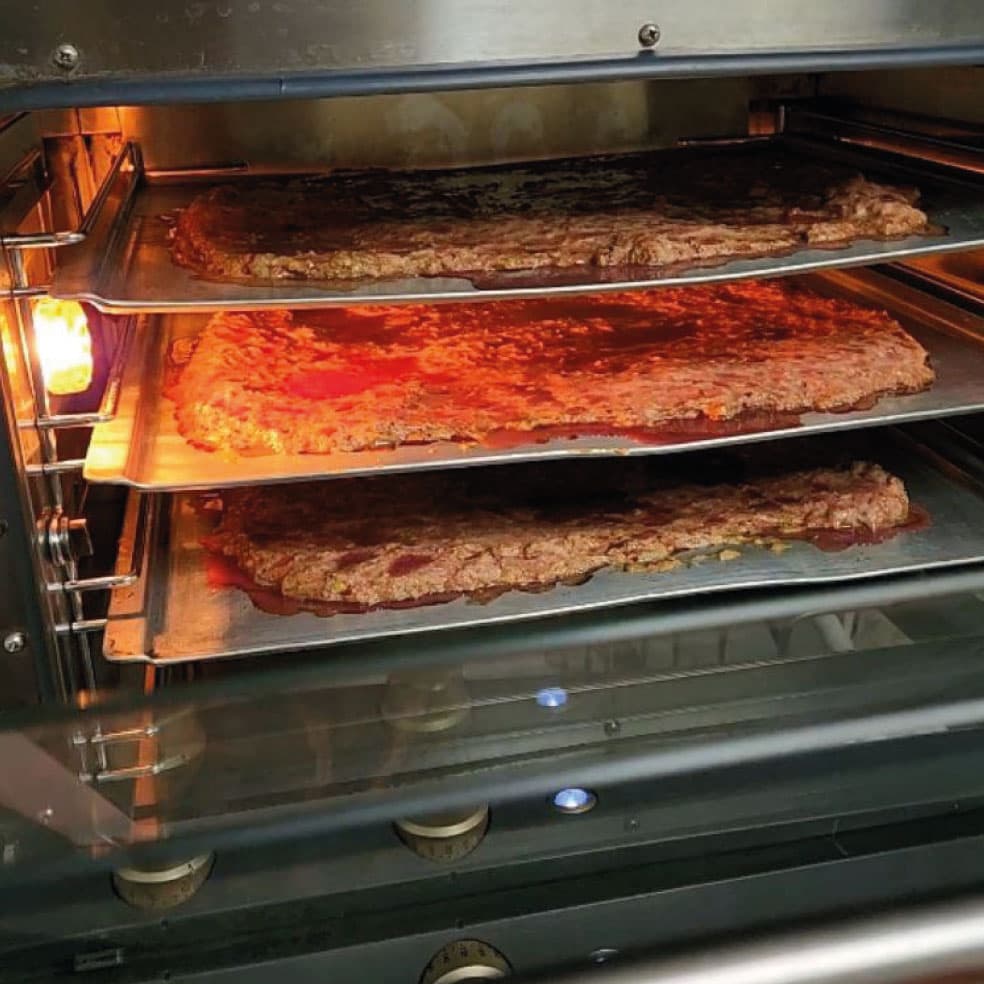 Carne de res horneándose en el horno artesanal de Kanuto